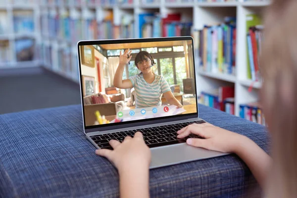 Menina Caucasiana Usando Laptop Para Chamada Vídeo Com Aluno Ensino — Fotografia de Stock