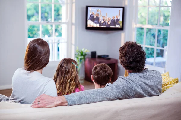 Οικογένεια Παρακολουθώντας Τηλεόραση Ενώ Κάθεται Στον Καναπέ Στο Σπίτι — Φωτογραφία Αρχείου