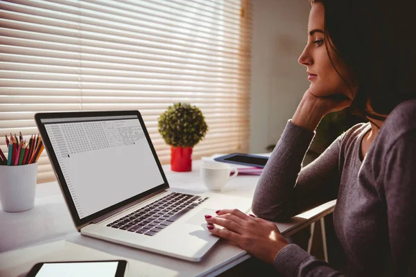 Programador Femenino Caucásico Sentado Escritorio Usando Ordenador Portátil Con Codificación —  Fotos de Stock