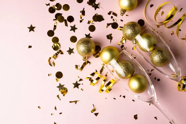 Samenstelling Van Close Van Nieuwjaar Champagne Decoraties Witte Achtergrond Oudejaarsavond — Stockfoto