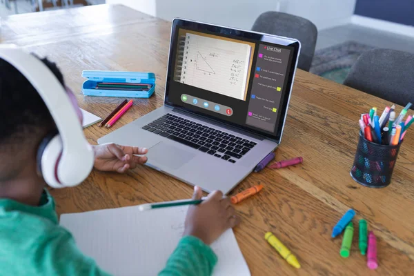 Afroamerykanin Używający Laptopa Rozmów Wideo Klasą Ekranie Technologie Komunikacyjne Edukacja — Zdjęcie stockowe