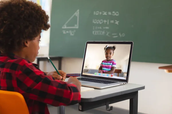 Menino Afro Americano Usando Laptop Para Videochamada Com Aluno Ensino — Fotografia de Stock