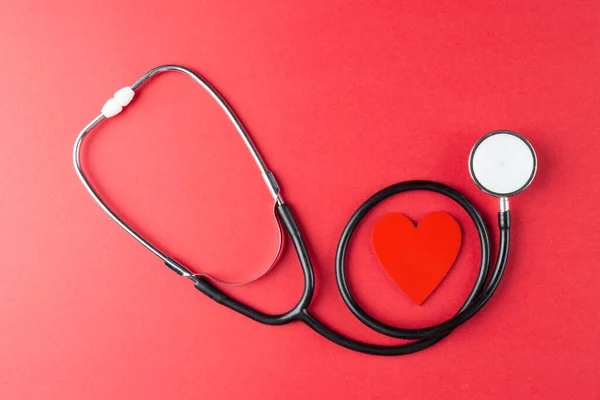 Obraz Czerwonego Serca Stetoskopu Czerwonej Powierzchni Koncepcja Świadomości Zakresie Zdrowia — Zdjęcie stockowe