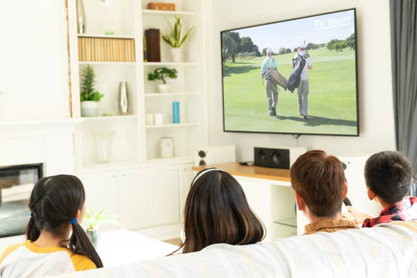 Visão Traseira Família Sentados Casa Juntos Assistindo Evento Golfe Esportes — Fotografia de Stock