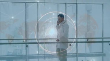 Çemberler ve noktalardan oluşan animasyon döngüsü, telefonda konuşan beyaz bir doktorun çizgileriyle bağlantılı. Dijital bileşik, çoklu pozlama, geometrik şekil, iletişim ve sağlık konsepti.