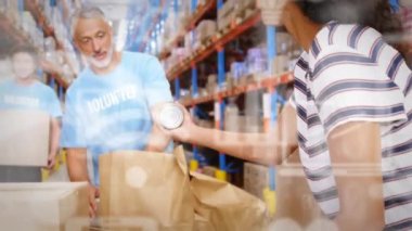 Depoda çalışan çeşitli gönüllülerin dijital simgelerinin canlandırılması. Dijital olarak oluşturulmuş küresel bağlantılar, gönderme ve veri işleme kavramı.