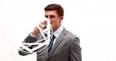 Beyaz iş adamının akıllı telefondan konuştuğu soyut üçgen şeklinin animasyonu. Küresel ağ ve iş teknolojisi kavramı