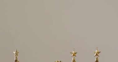 Noel ağacı süslemeli Noel hediyeleri videosu ve ahşap arka planda fotokopi alanı. Noel, gelenek ve kutlama konsepti.