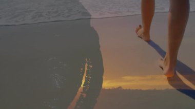 Manzara üzerinde deniz kıyısında yürüyen beyaz kadın animasyonu. Seyahat, tatil ve boş zaman konsepti dijital olarak oluşturulmuş video.