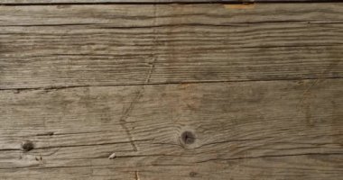 Tahta arka planda bisküvi, portakal ve kırmızı meyvelerin videosu. Noel, gelenek ve kutlama konsepti.