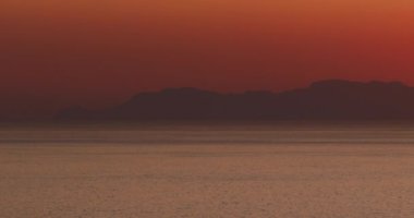 Kayalık sahilde gün batımının güzel bir görüntüsü. Doğada huzur ve güzellik, manzara manzarası.