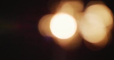 Siyah arkaplanda yanan sönmüş bir maytap videosu. Yeni yıl partisi ve kutlama konsepti.