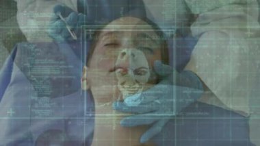 Gülümseyen beyaz kadın cerrah üzerinde veri işleme animasyonu. Ağ bağlantıları veri işleme ve dijital arayüz konsepti dijital olarak oluşturulmuş video.