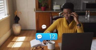 Dizüstü bilgisayar kullanarak iş kadınının üzerindeki simgelerin animasyonu. Küresel sosyal medya bağlantıları ve dijital arayüz konsepti dijital olarak oluşturulmuş video.