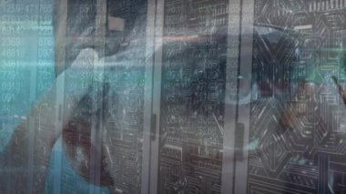 Sunucu odasında veri işleme ve beyaz kadın animasyonu. Küresel iş ve dijital arayüz kavramı dijital olarak oluşturulmuş video.