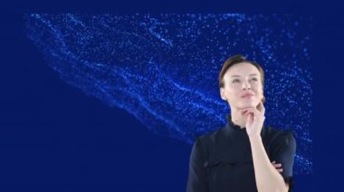 Mavi arka planda beyaz kadın animasyonu var. Küresel teknoloji, bilgisayar ve dijital arayüz kavramı dijital olarak oluşturulmuş video.