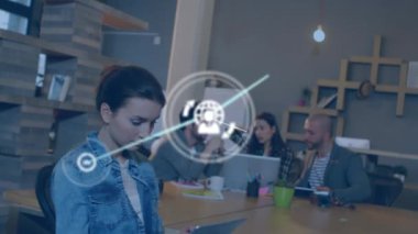 Ofiste gülümseyen beyaz kadın portresi üzerine dijital simge ağının animasyonu. Küresel ağ ve iş teknolojisi kavramı