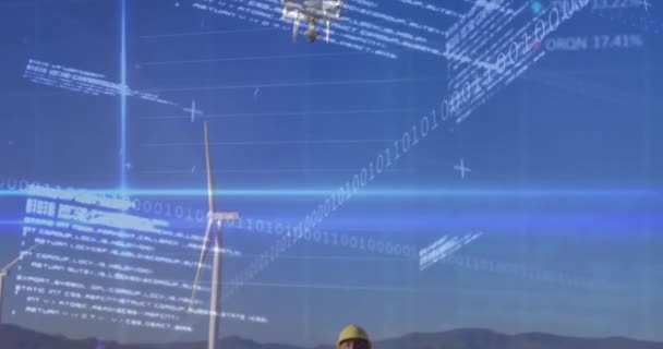 男性工程师在风力涡轮机附近驾驶无人驾驶飞机的股票市场数据处理和二进制编码 全球经济和可再生能源技术概念 — 图库视频影像