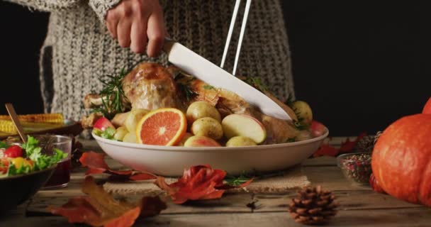 白俄罗斯妇女用秋季装饰在桌上切烤火鸡的镜头 感恩节 美国文化 传统和庆祝视频 — 图库视频影像