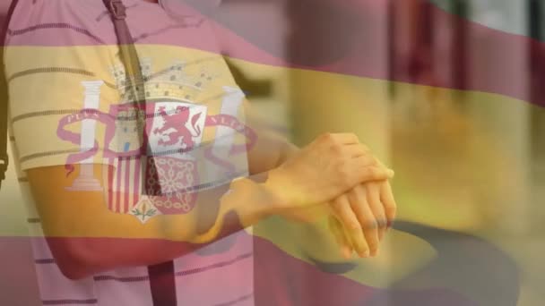 Animáció Spanyol Zászlóról Amint Kaukázusi Férfi Felett Lóbálva Maszkot Visel — Stock videók
