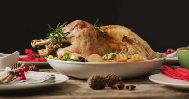 ロースト七面鳥と木製の表面に多様な料理とトレイのビデオ 感謝祭 アメリカ文化 伝統とお祝いビデオ — ストック動画