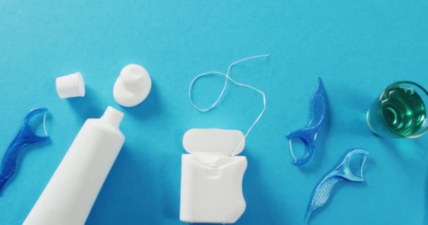 Відео Крупним Планом Муліне Зубна Щітка Синьому Фоні Здоров Стоматологія — стокове відео