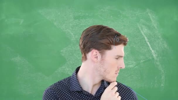 코카서스 남자에 녹색보드에 방정식의 애니메이션 디지털 물리학 — 비디오