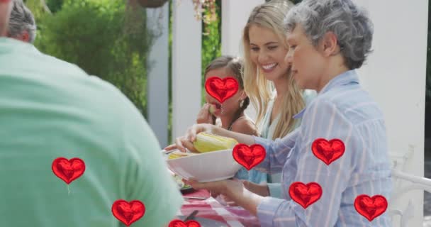 Mutlu Beyaz Bir Ailenin Bahçede Birlikte Yemek Yemesi Üzerine Kalp — Stok video