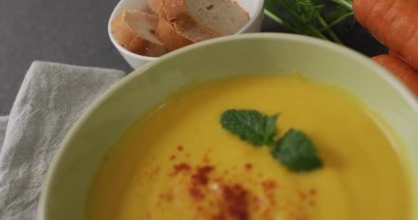 装飾が施されたグレーのテーブルの上にボウルにクリーム野菜スープのビデオ アメリカ料理 食べ物 料理の概念 — ストック動画
