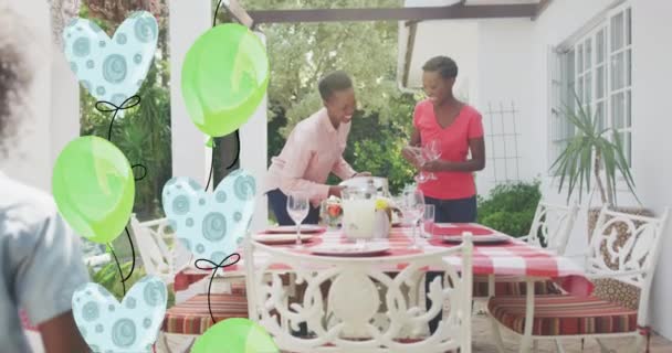 Animacja Balonów Nad Szczęśliwą Afrykańską Rodziną Przygotowującą Obiad Ogrodzie Koncepcja — Wideo stockowe