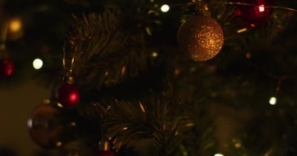 Video Zářících Vánočních Míčků Světel Zeleném Vánočním Stromečku Vánoce Tradice — Stock video