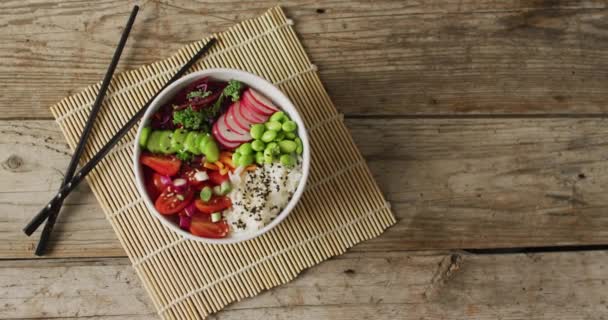 Composición Cuenco Arroz Verduras Con Palillos Sobre Fondo Madera Concepto — Vídeo de stock