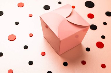 Beyaz arka planda şimdiki ve renkli noktaların bileşimi. Perakende, alışveriş ve Kara Cuma konsepti.