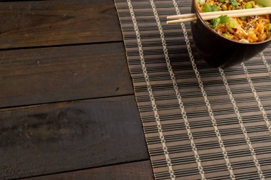 Asya tavalarının tepesinde hasırlı ve ahşap tahtalarla kızartılmış erişteler. Asyalı lezzetli ev yemekleri ve sağlıklı yiyecekler..