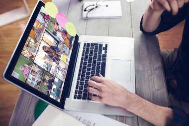 Müzik app midsection yaratıcı düzenleyicisinin üstünde laptop çalışma karşı