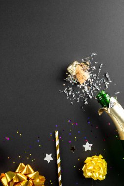 Yeni yıl şampanyası ve siyah arka planda konfeti karışımı. Yeni yıl partisi, kutlama ve uzay konseptini kopyalama.