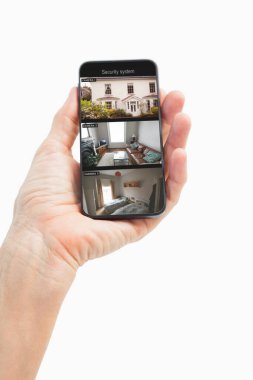 beyaz zemin üzerine siyah akıllı telefon ekranı göstererek kadın