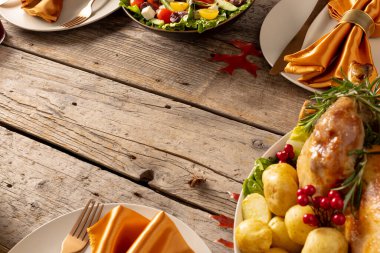 Şükran Günü masası, kızarmış hindi, patates ve sonbahar dekorasyonunda fotokopi alanı. Şükran Günü, Sonbahar, Sonbahar, Amerikan geleneği ve kutlama konsepti.