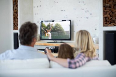 Ailesinin evde oturup, TV 'de tenis maçı izlediğini görmek. spor, rekabet, eğlence ve teknoloji konsepti dijital kompozit görüntü.