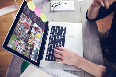 Müzik app midsection yaratıcı düzenleyicisinin üstünde laptop çalışma karşı