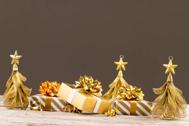 Noel süslemeleri, hediyeler ve ahşap arka planda noel ağaçları. Noel, gelenek ve kutlama konsepti.