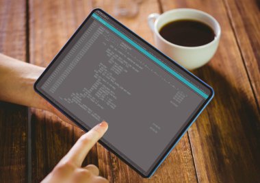 Ahşap masa onun tablet pc kullanan kadın