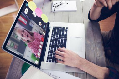 Müzik app midsection yaratıcı düzenleyicisinin üstünde laptop çalışma karşı