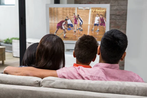 Visão Traseira Família Feliz Assistindo Sofá — Fotografia de Stock