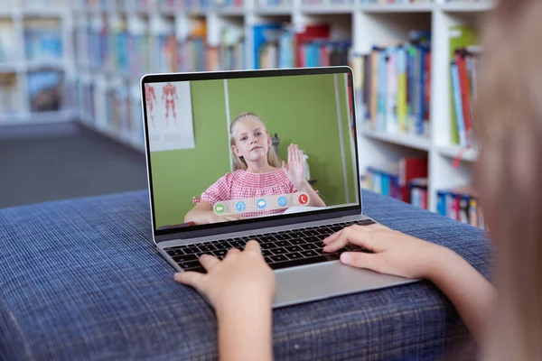 Menina Caucasiana Usando Laptop Para Chamada Vídeo Com Acenando Aluno — Fotografia de Stock