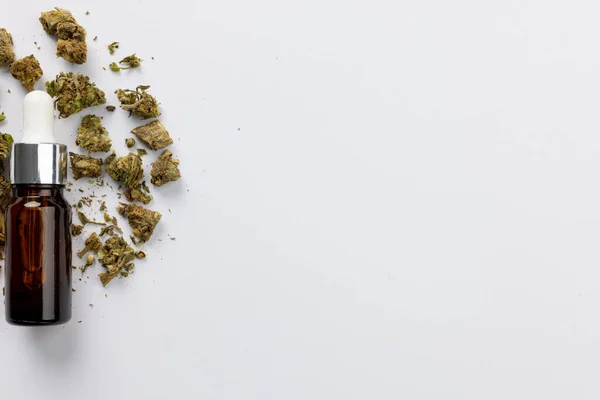 Beyaz Yüzeyde Bir Şişe Cbd Yağı Cbd Yağı Tıbbi Marihuana — Stok fotoğraf