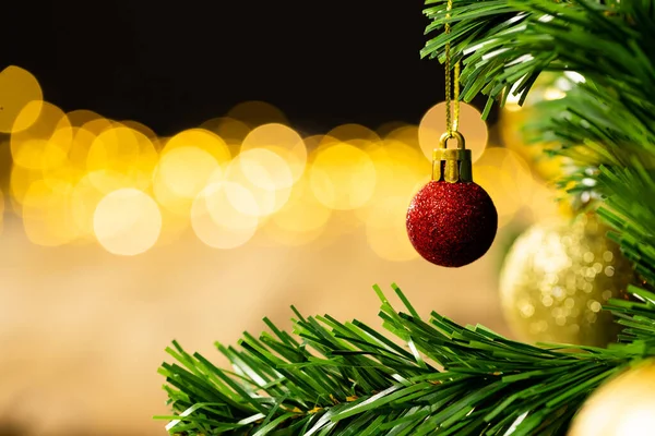 Noel ağacı süslemelerinde peri ışıkları ve fotokopi mekanıyla süslenmiş noel süsleri. Noel, gelenek ve kutlama konsepti.