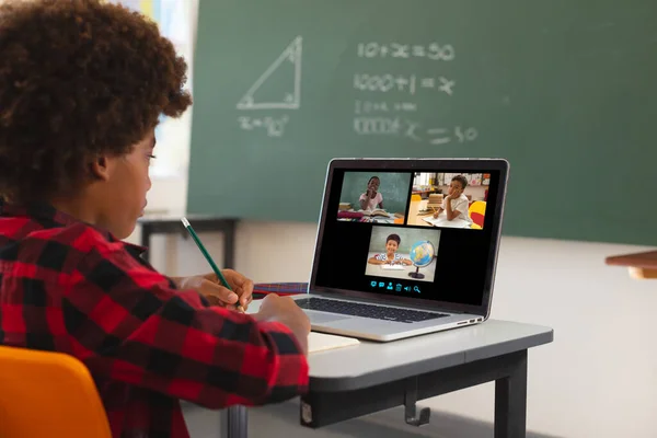 Afroameričan Používající Notebook Pro Videohovory Různými Žáky Základní Školy Obrazovce — Stock fotografie