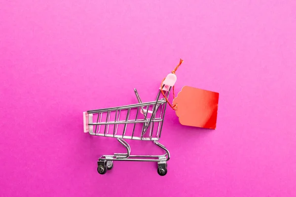 ピンクの背景にショッピングカートとギフトタグの組成 ショッピング 黒の金曜日のコンセプト — ストック写真