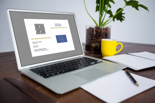 Ноутбук Сертификатом Вакцинации Кодом Экране Здравоохранение Образ Жизни Путешествия Технологии — стоковое фото